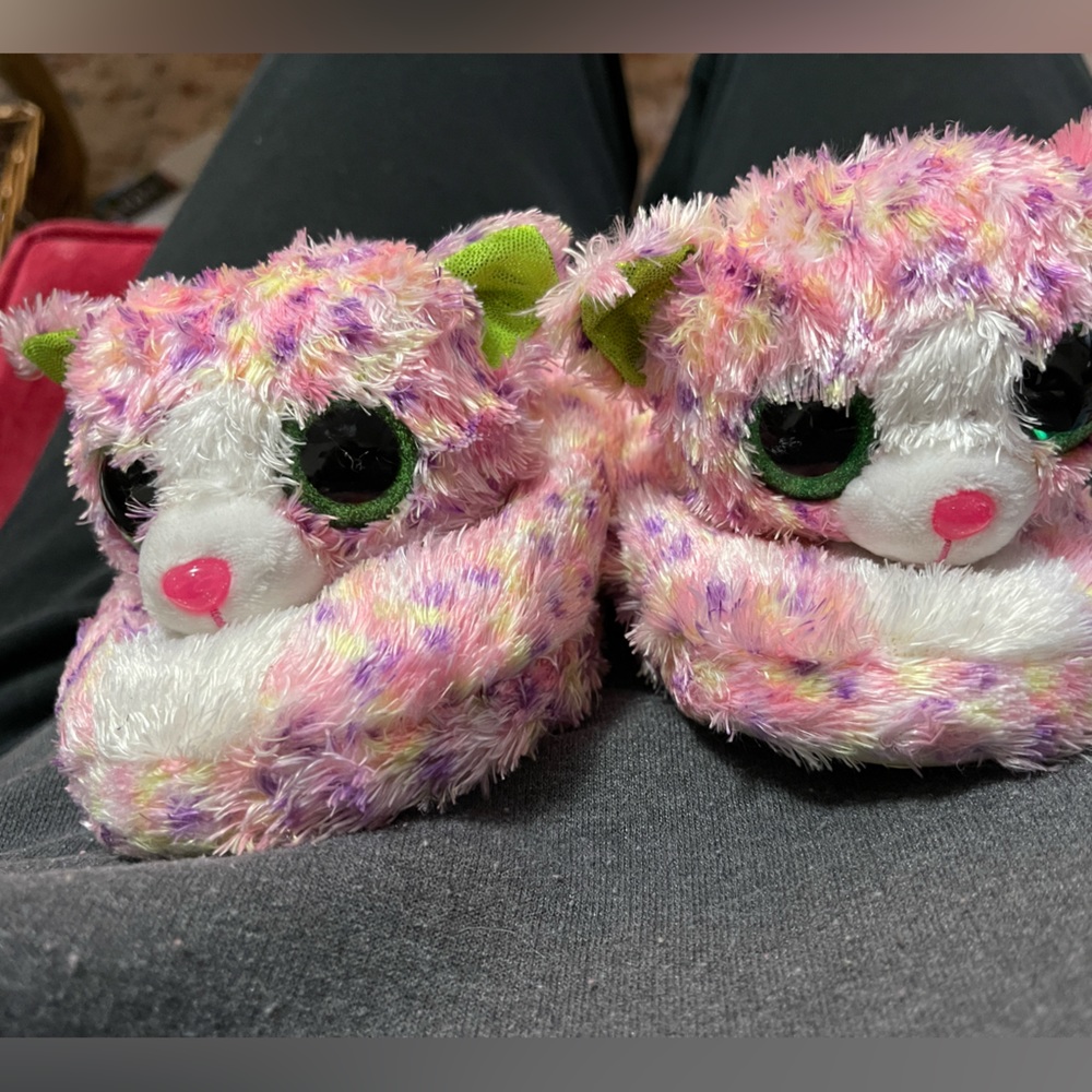 Little girl Ty kitten house slippers. Used but gently. Children’s size L (1-2).